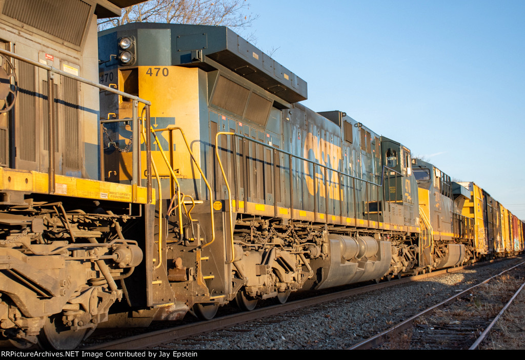 CSX 470 trails on M427